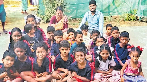 Teachers Protest: విద్యార్థిని బడికి పంపాలని ఉపాధ్యాయుల ధర్నా