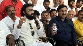 Police Action: బళ్లారి ఘటనలో.. గాలి, శ్రీరాములుపై కేసు