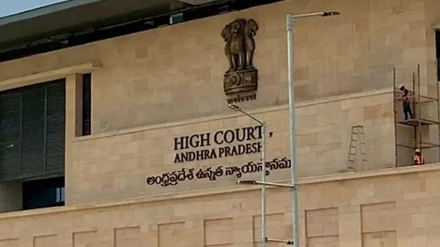 High Court: జడ్జీల కళ్లకు గంతలేమీ లేవు