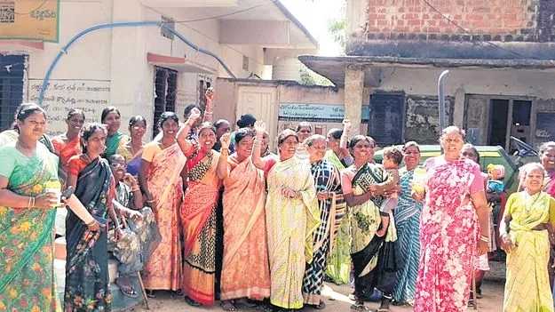 Alcohol Abuse: బెల్టు షాపులు బంద్‌ చేస్తారా..పురుగుల మందు తాగమంటారా..