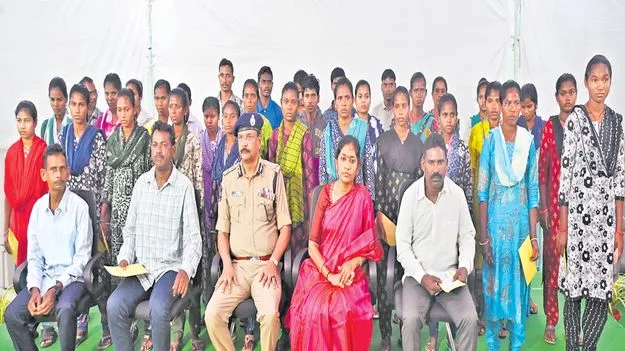  Naxal Surrender: 37 మంది నక్సల్స్‌ లొంగుబాటు