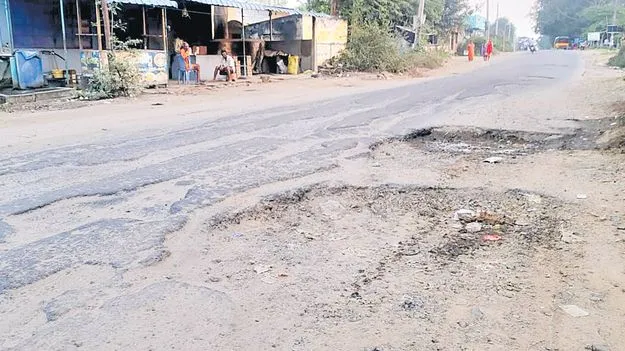 Roads Damage: దారి పొడువునా విధ్వంసం