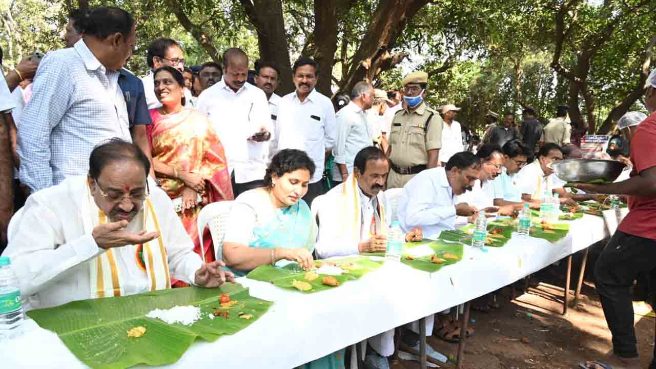  Vana Bhojanalu: ఖమ్మంలో  కమ్మవారి వనభోజనాలు.. పాల్గొన్న మంత్రి తుమ్మల