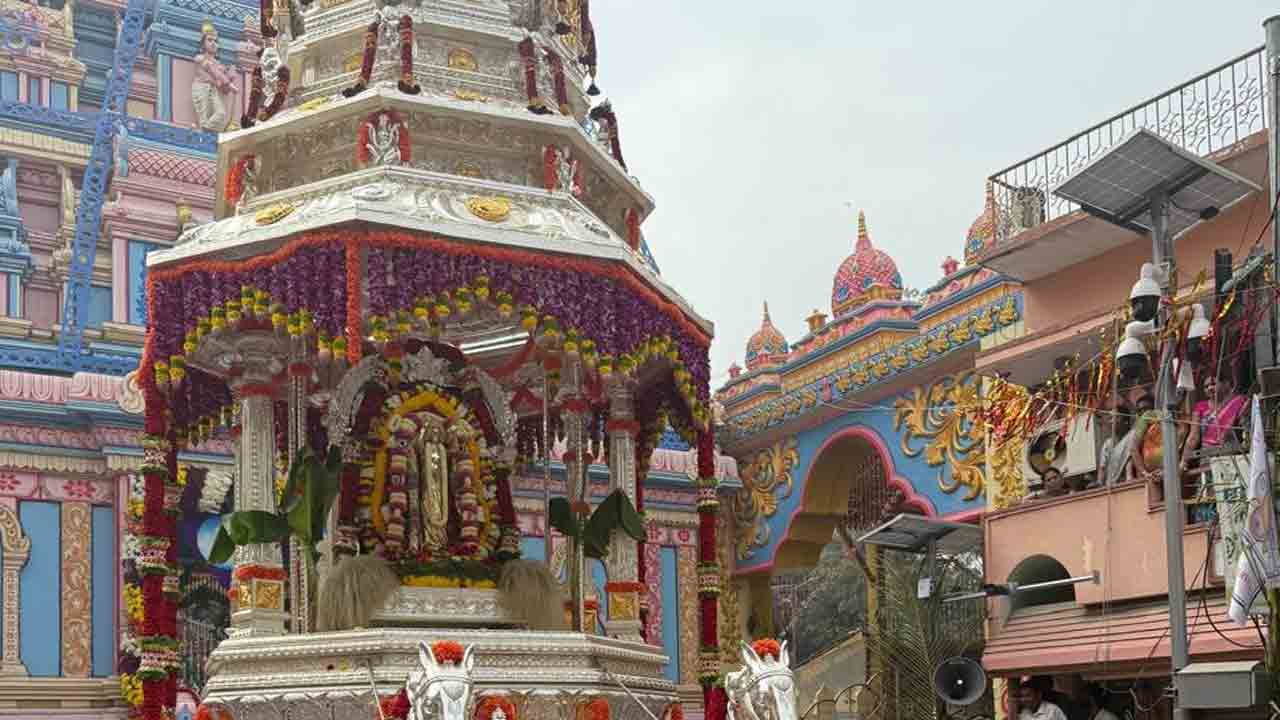 Puttaparthi Sathya Sai Baba: అంగరంగ వైభవంగా సత్య సాయి బాబా రథోత్సవం