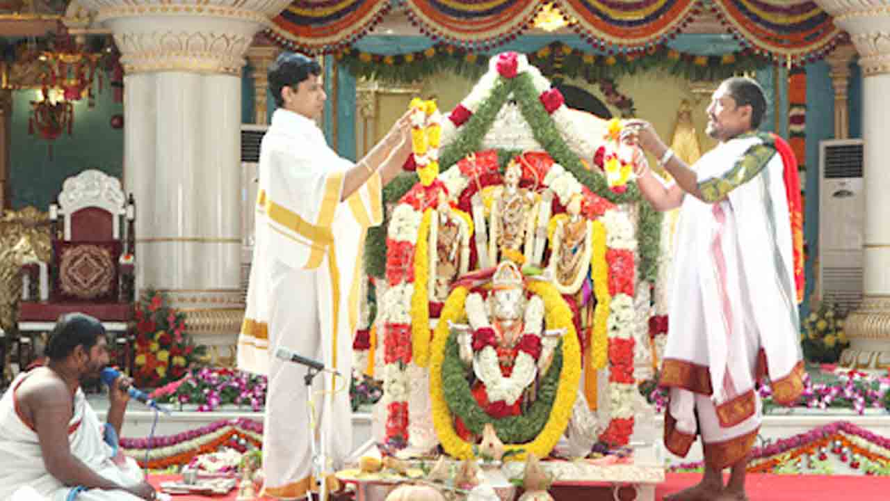 Puttaparthi Sathya Sai Baba: అంగరంగ వైభవంగా సత్య సాయి బాబా రథోత్సవం
