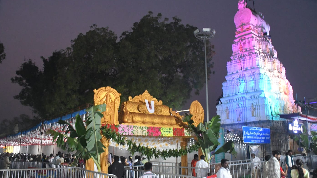 ముక్కోటి ఏకాదశి.. ఆలయాల్లో వెల్లివిరిసిన ఆధ్మాత్మిక శోభ..