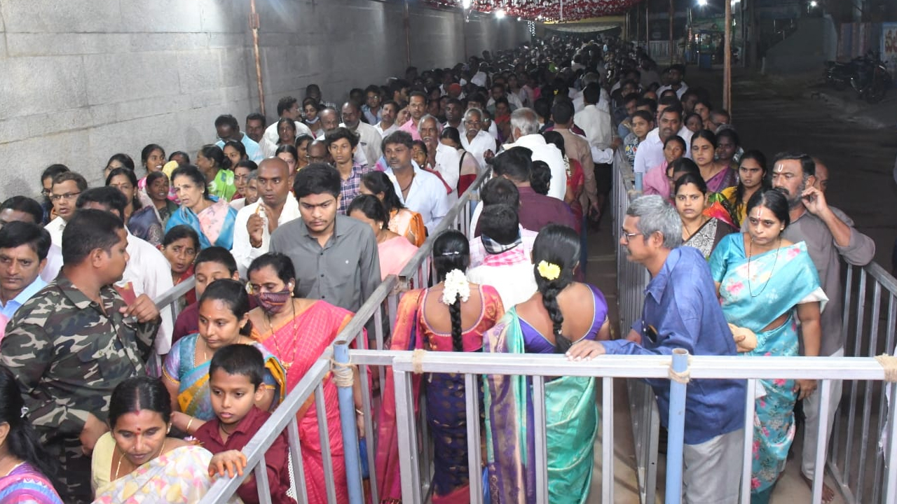 ముక్కోటి ఏకాదశి.. ఆలయాల్లో వెల్లివిరిసిన ఆధ్మాత్మిక శోభ..