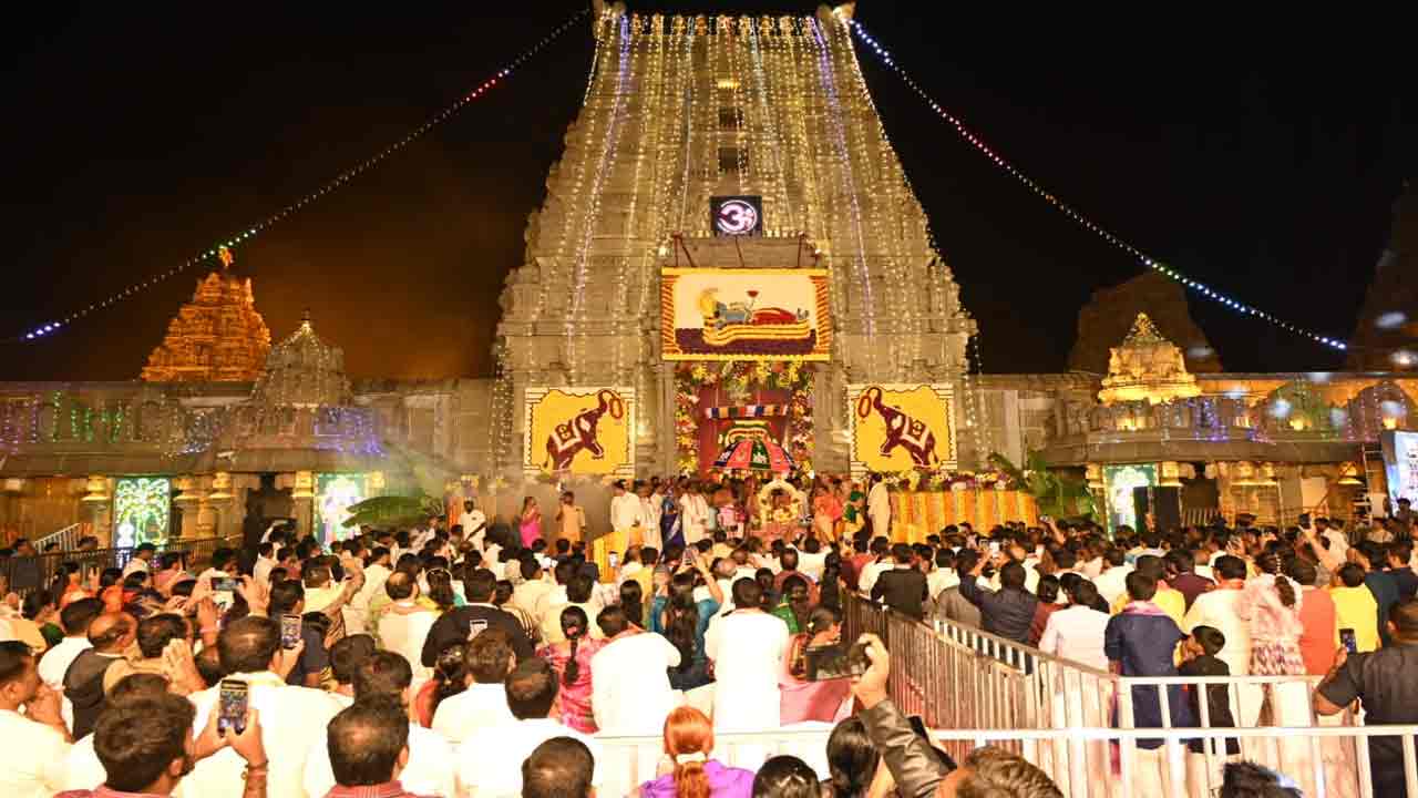 వైకుంఠ ఏకాదశి.. యాదాద్రికి పోటెత్తిన భక్తలు