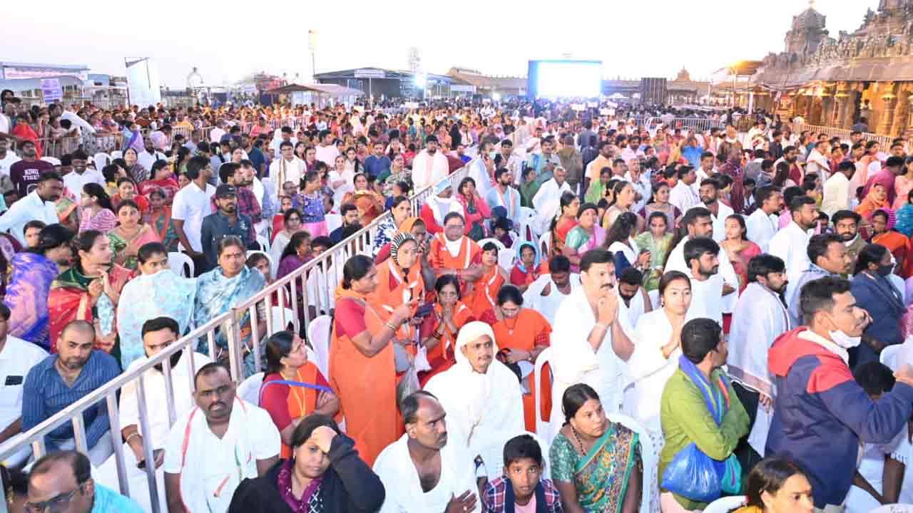 వైకుంఠ ఏకాదశి.. యాదాద్రికి పోటెత్తిన భక్తలు