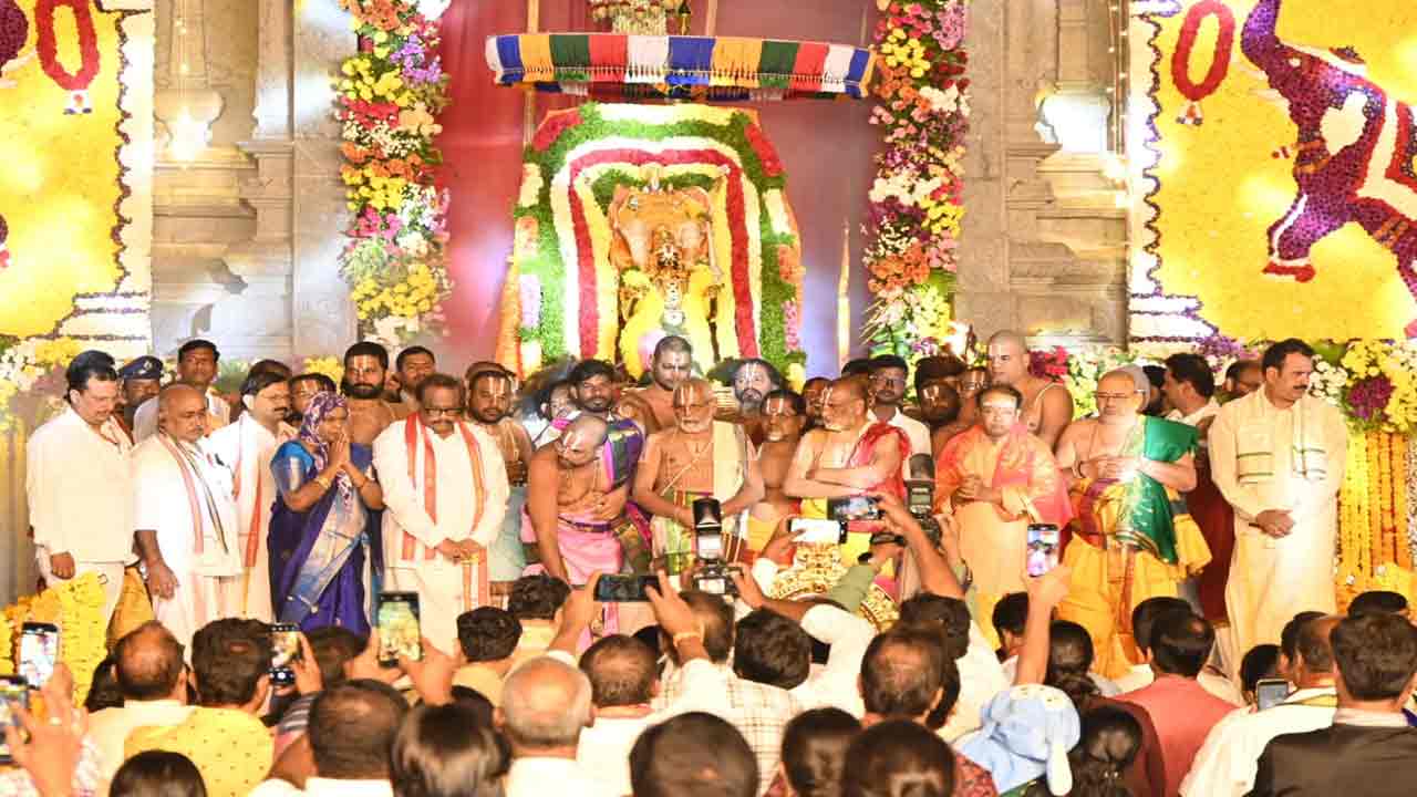 వైకుంఠ ఏకాదశి.. యాదాద్రికి పోటెత్తిన భక్తలు