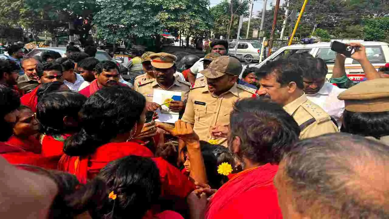 భవానీల నిరసన