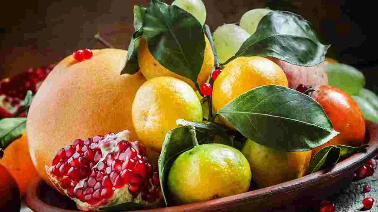 Winter Fruits:  శీతాకాలంలో ఈ పండ్లు తింటే చాలు