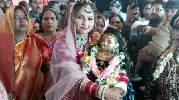 UP Woman Marries Lord Krishna Idol: కృష్ణుడి విగ్రహాన్ని పెళ్లాడిన యువతి.. ఎక్కడంటే.?