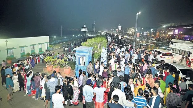 పోటెత్తిన పర్యాటకులు