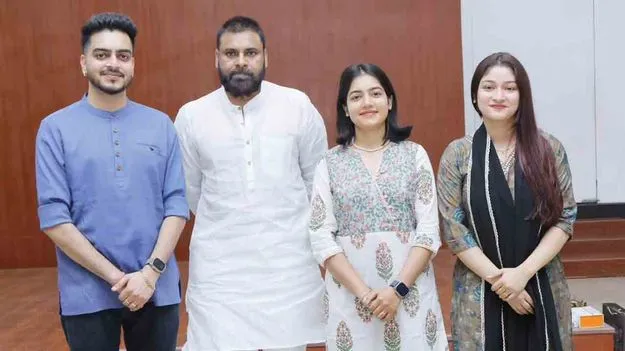 Swathi Roja Meet Pawan: పవన్ కల్యాణ్‌‌ను కలిసిన యువ ట్రావెల్ వ్లాగర్ స్వాతి రోజా.. ఎందుకంటే..