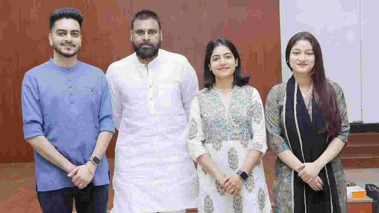 Swathi Roja Meet Pawan: పవన్ కల్యాణ్‌‌ను కలిసిన యువ ట్రావెల్ వ్లాగర్ స్వాతి రోజా.. ఎందుకంటే..