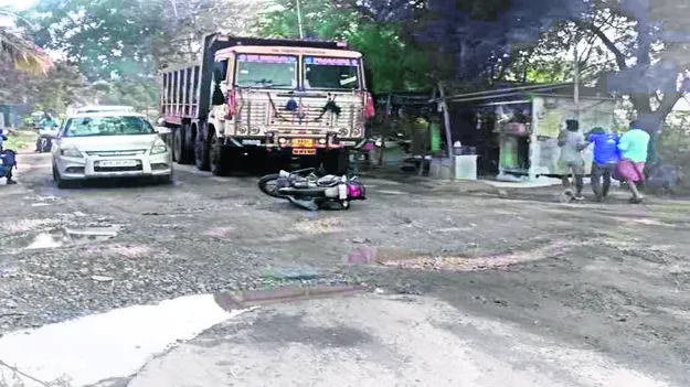 పరిశ్రమ వాహనాలతో రోడ్డు శిథిలం