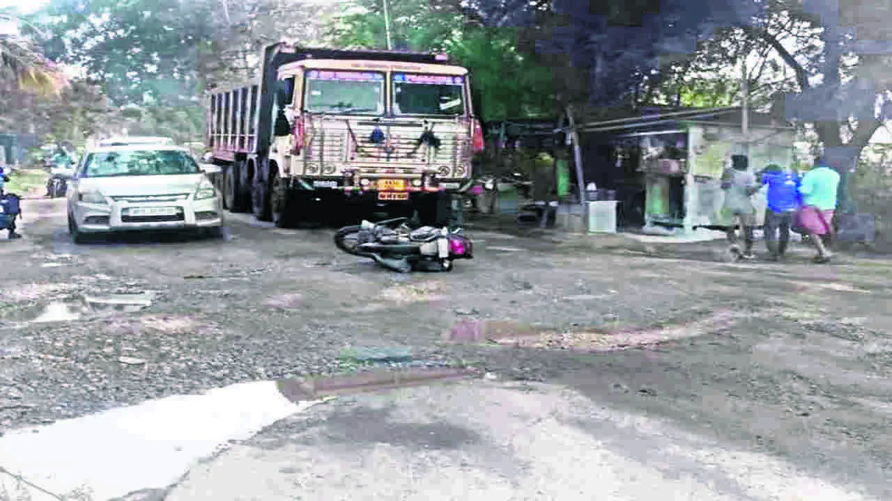 పరిశ్రమ వాహనాలతో రోడ్డు శిథిలం