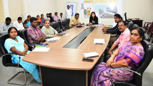 ప్రతి ఒక్కరూ రోడ్డు భద్రత నియమాలు పాటించాలి