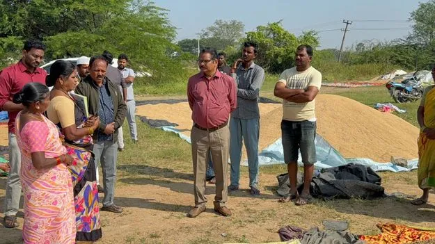 కొనుగోలు కేంద్రాల్లో లారీలు అందుబాటులో ఉండాలి