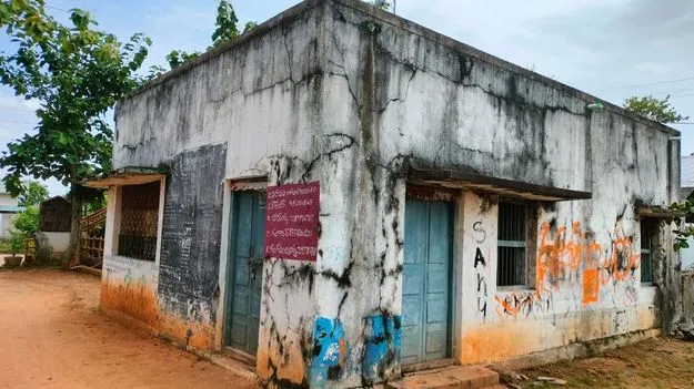 శిథిలావస్థలో పంచాయతీ భవనం