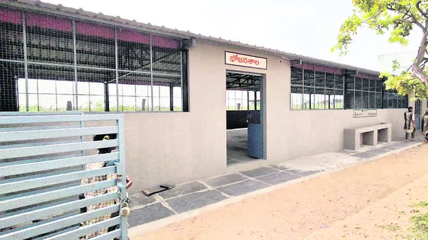 పూర్వ విద్యార్థుల ఔదార్యం 