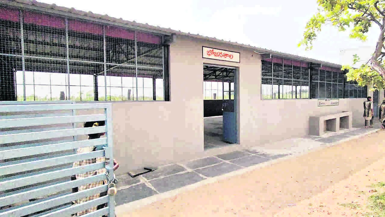 పూర్వ విద్యార్థుల ఔదార్యం 