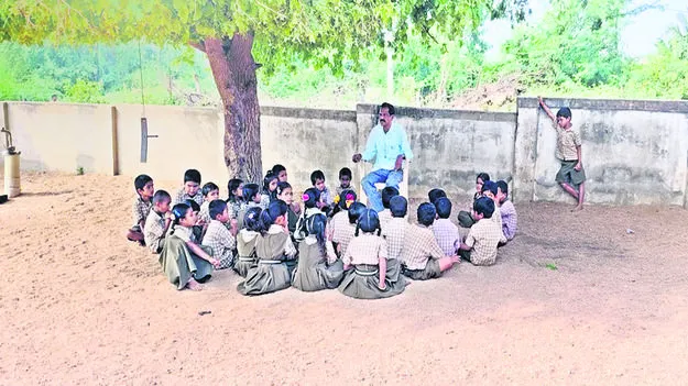 చెట్ల కింద చదువులు   