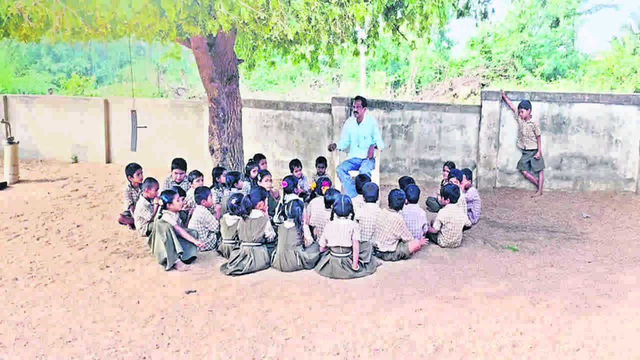 చెట్ల కింద చదువులు   