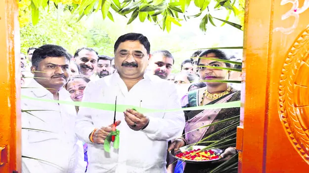 పేదలందరికీ సొంతిళ్లు: విప్‌