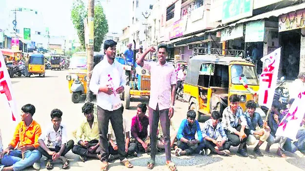 వేళకు బస్సులు నడపాలి