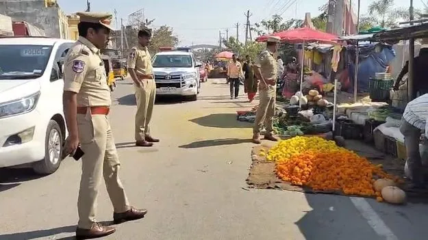 ప్రతి ఒక్కరూ రోడ్డు నిబంధనలను పాటించాలి 