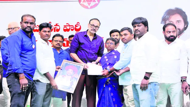 చెక్కు అందజేత