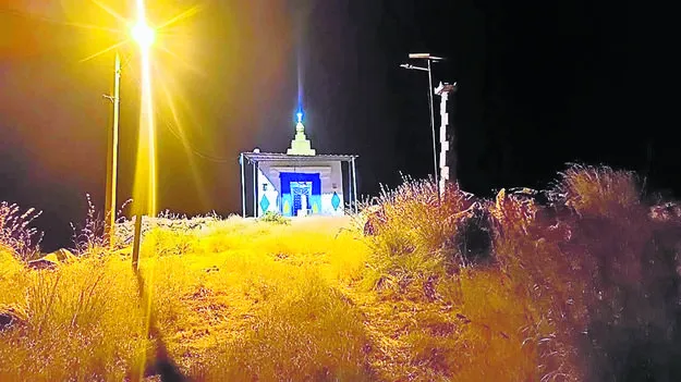 ఆలయానికి విద్యుత లైట్ల ఏర్పాటు