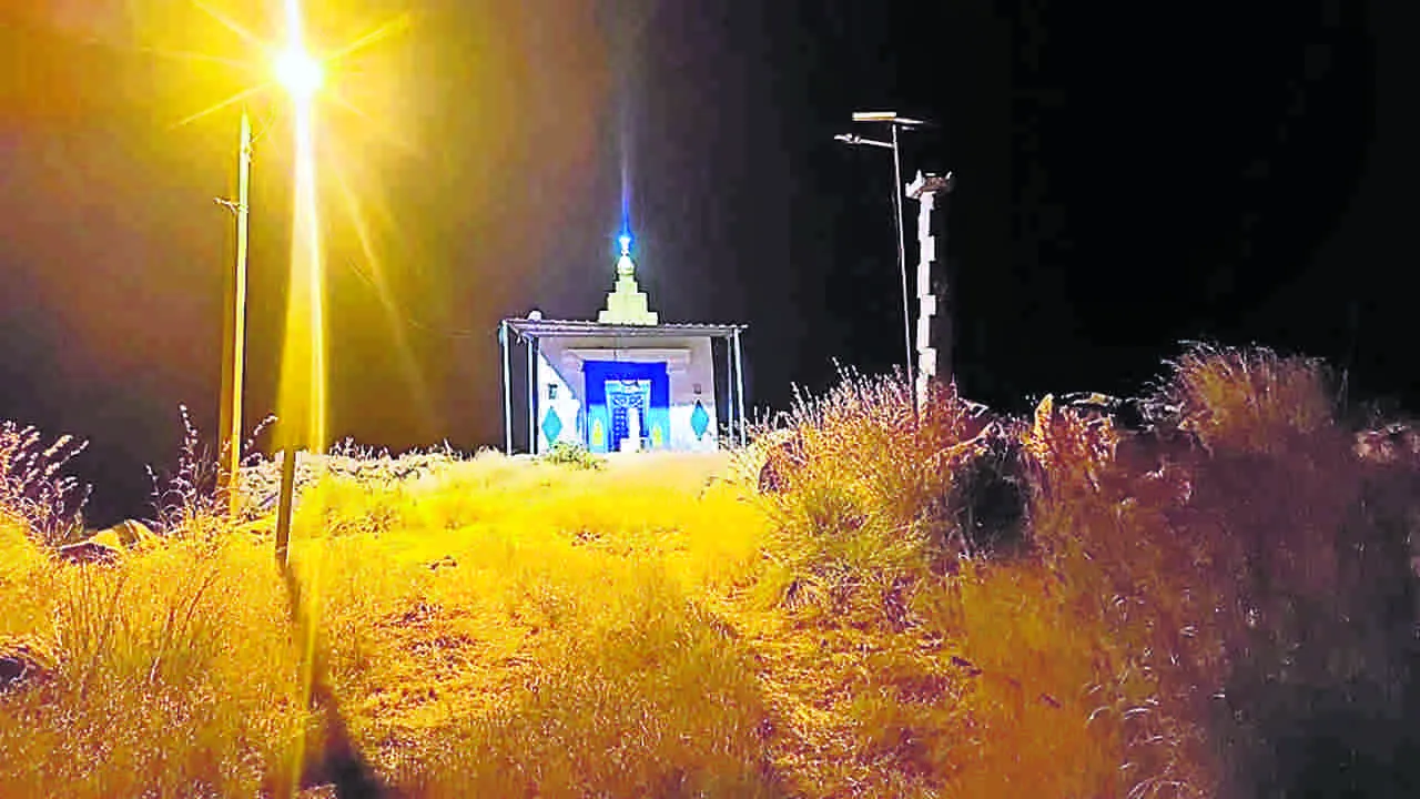 ఆలయానికి విద్యుత లైట్ల ఏర్పాటు