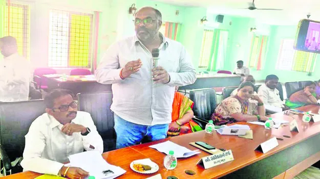 అవినీతి ఆరోపణలపై విచారణ చేయాలి