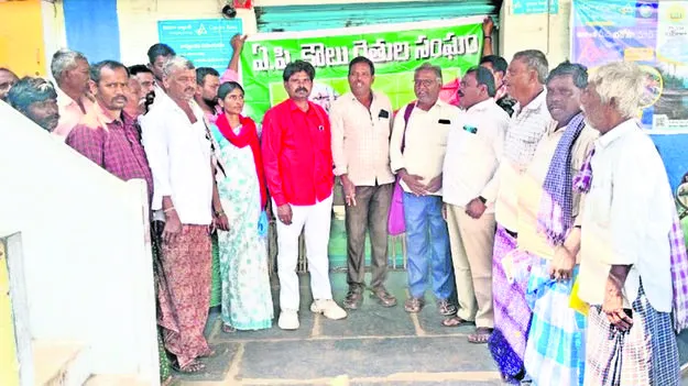 రుణాల కోసం కౌలు రైతుల ధర్నా