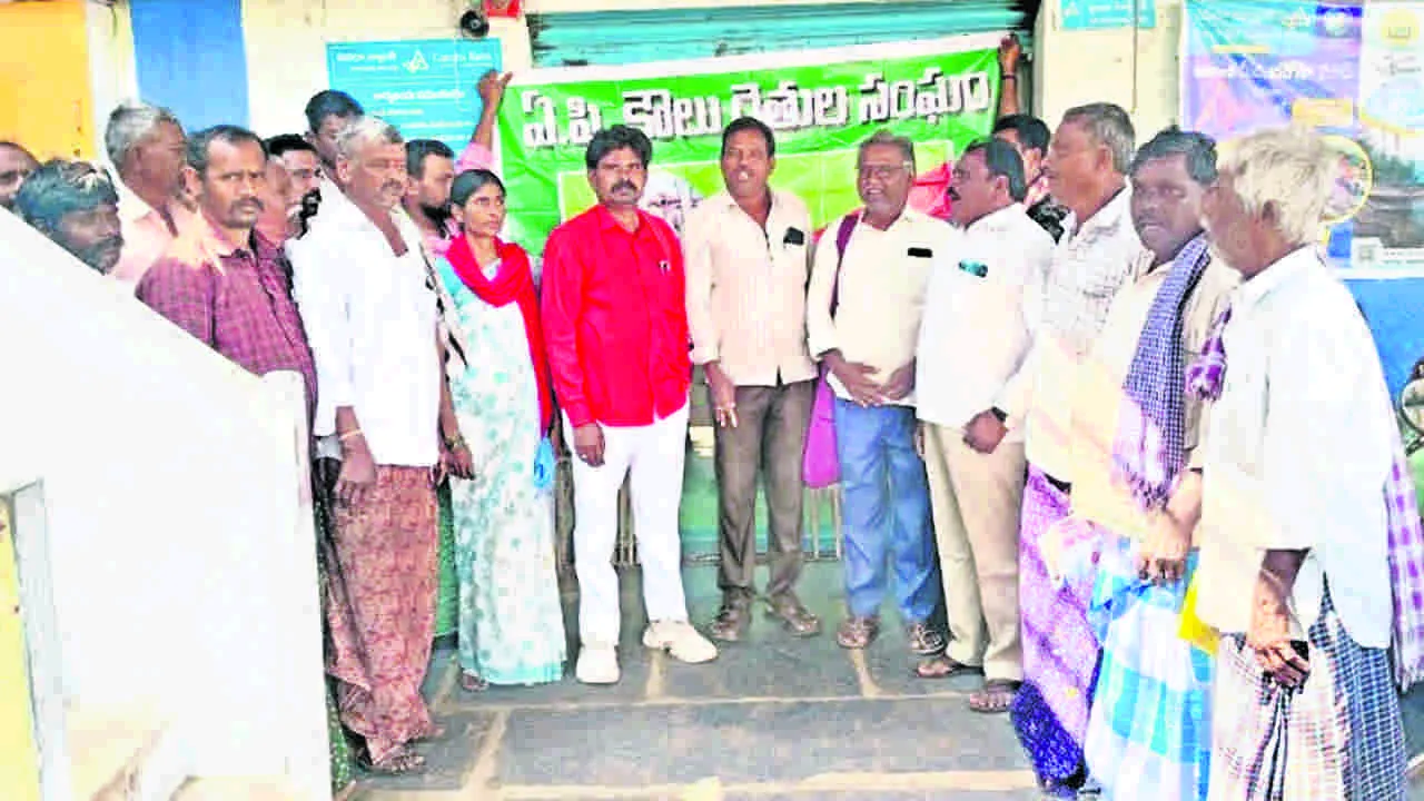 రుణాల కోసం కౌలు రైతుల ధర్నా