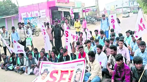 కళాశాల వేళలకు బస్సులు నడపాలి