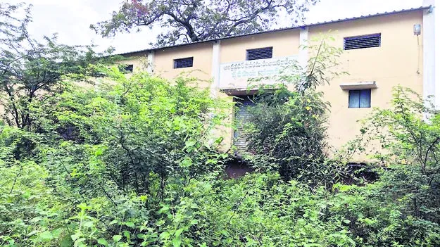 నిరుపయోగంగా గోదాము