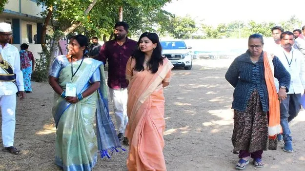 పోలింగ్‌ కేంద్రాలను పరిశీలించిన ఇన్‌చార్జి కలెక్టర్‌ గరిమ అగ్రవాల్‌