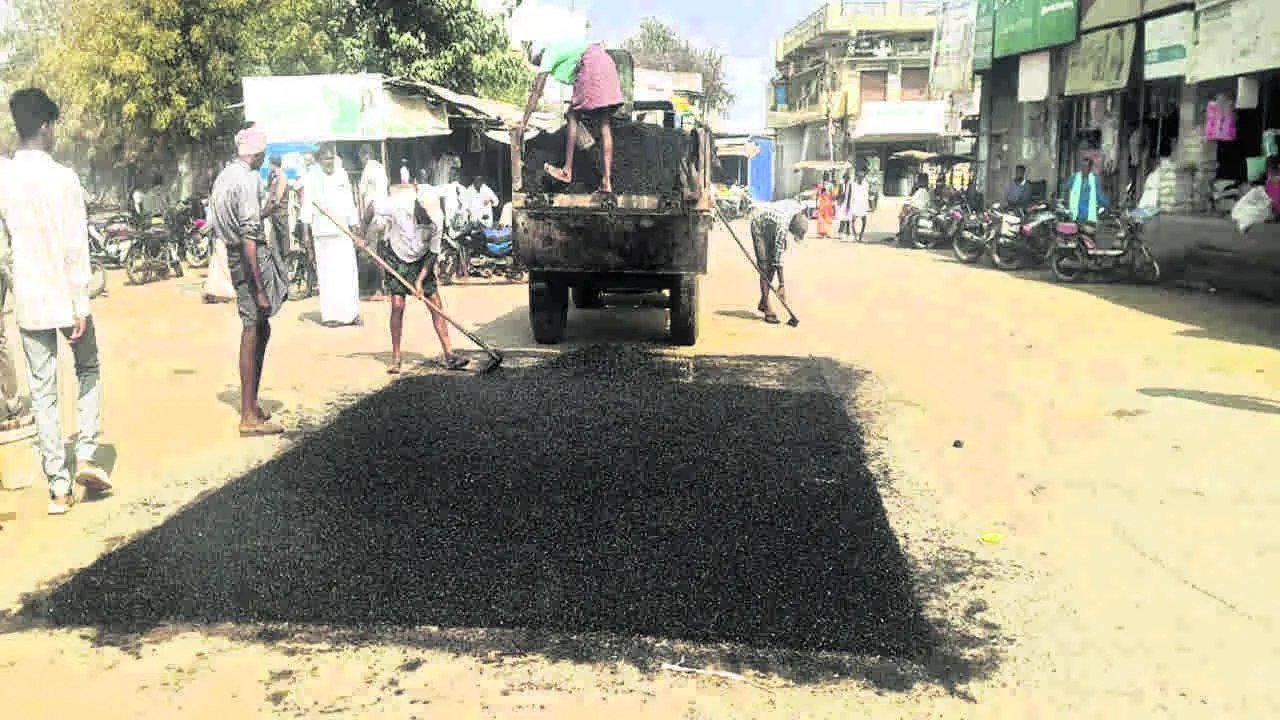 రూ. 10 లక్షలతో రహదారులకు మరమ్మతులు