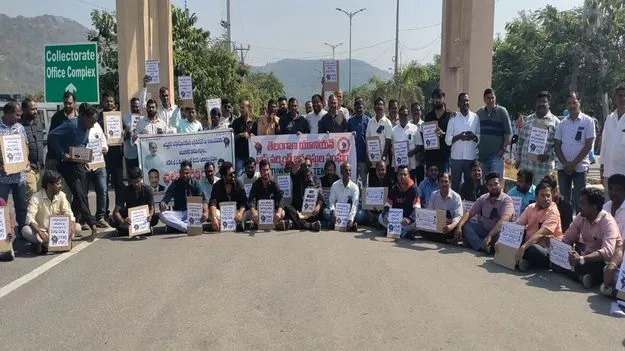 కలెక్టరేట్‌ ఎదుట జర్నలిస్టుల ధర్నా