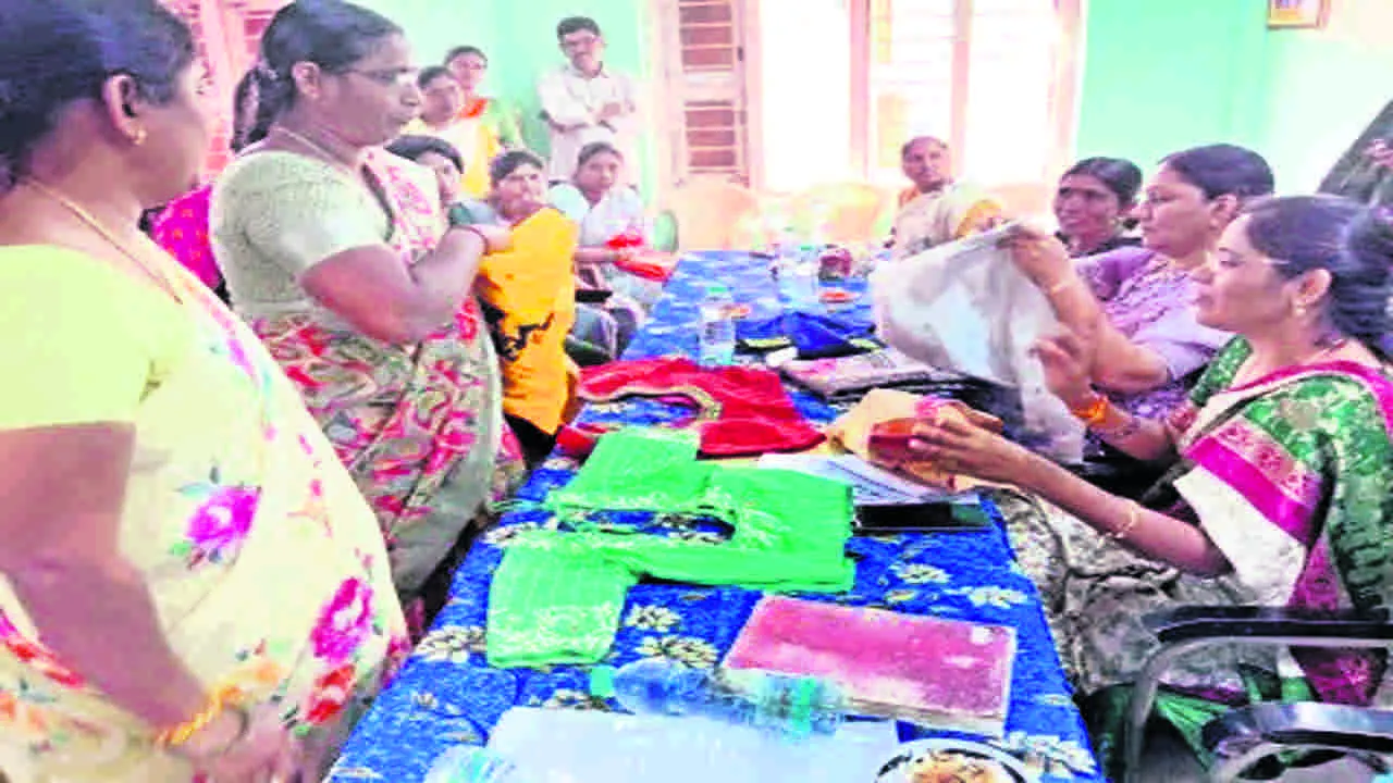 గార్మెంట్స్‌ పరిశ్రమలతో ఉపాధి : సెర్ఫ్‌