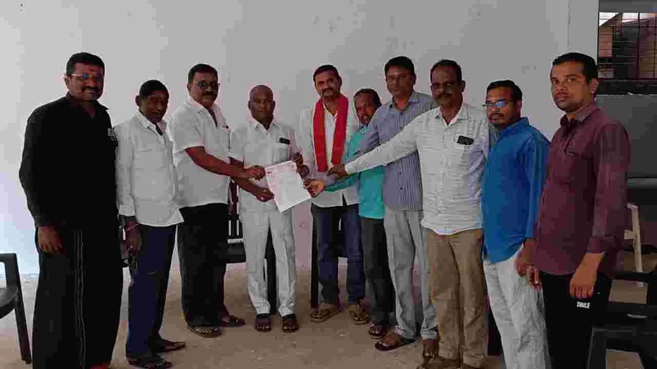 పాలిస్టర్‌ వస్త్రానికి కూలి పెంచాలి