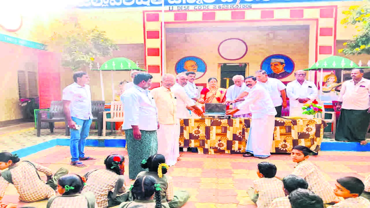 పాఠశాలకు పూర్వ విద్యార్థుల చేయూత