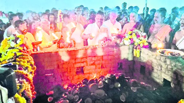 కసాపురంలో ఇరుముడుల సమర్పణ