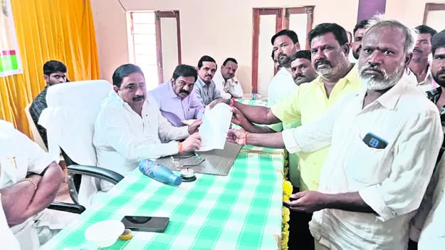 ప్రజాసమస్యలను పరిష్కరించాలి: విప్‌