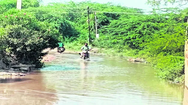 కుంటను తలపిస్తున్న రహదారి