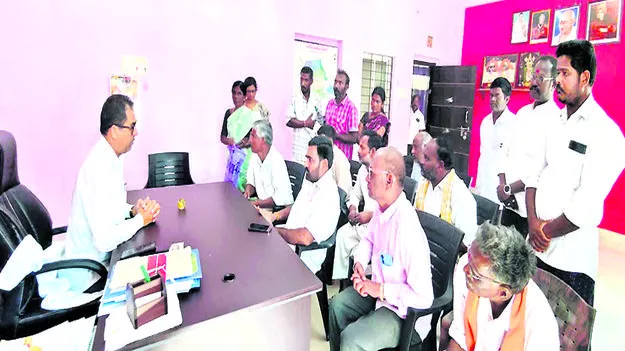 భూ సమస్యలు పరిష్కరించండి : బీజేపీ 